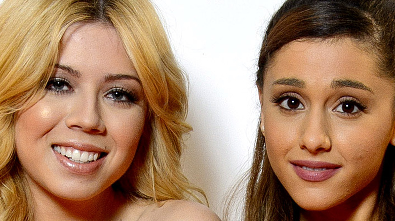 Jennette McCurdy smiles next to Ariana Grande 