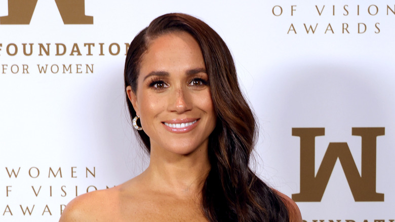 Meghan Markle side part hair smiling