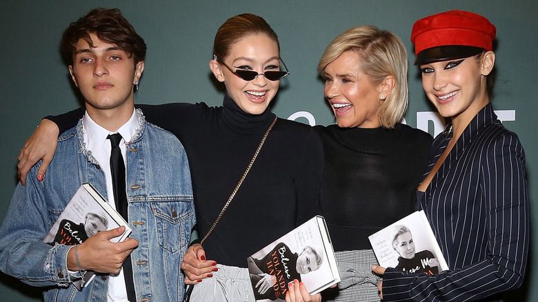Anwar, Gigi, Yolanda, and Bella Hadid posing 