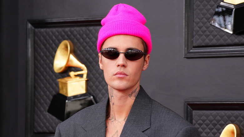 Justin Bieber Grammys hot pink beanie sunglasses