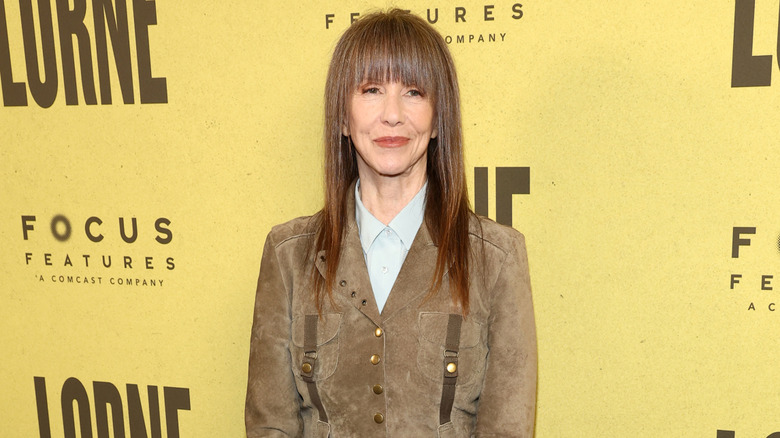 Laraine Newman wearing a tan suede jacket on the red carpet.