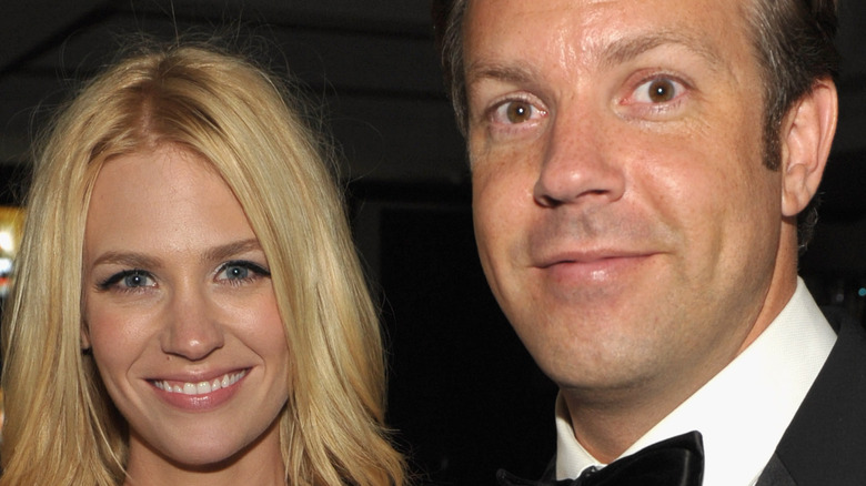 Jason Sudeikis and January Jones posing