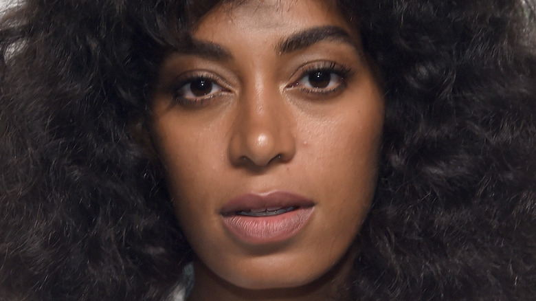 solange knowles curly hair