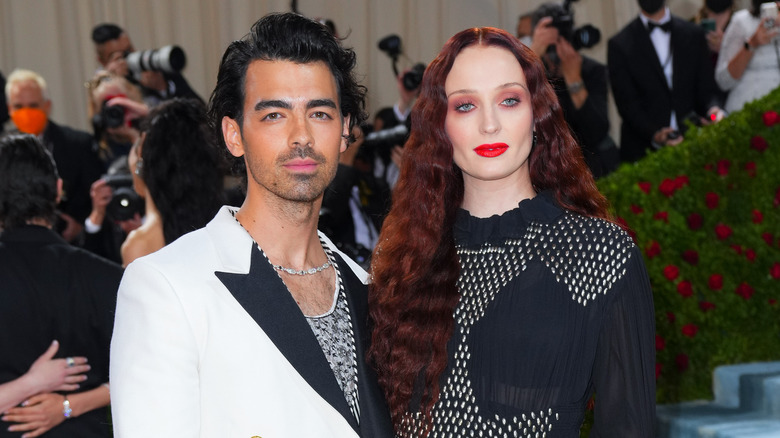 Joe Jonas and Sophie Turner posing 