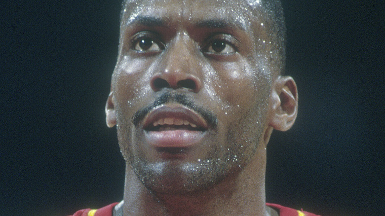 Kevin Willis playing basketball