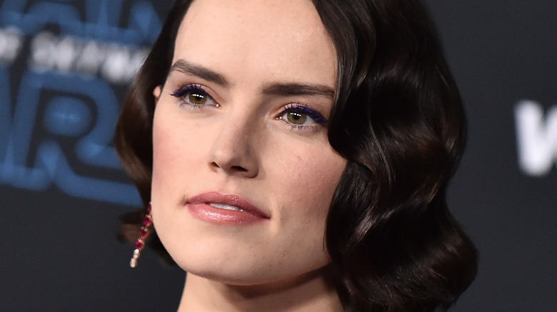 Daisy Ridley posing at a premeire