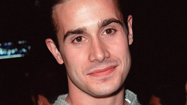 Freddie Prinze Jr. posing at a premiere