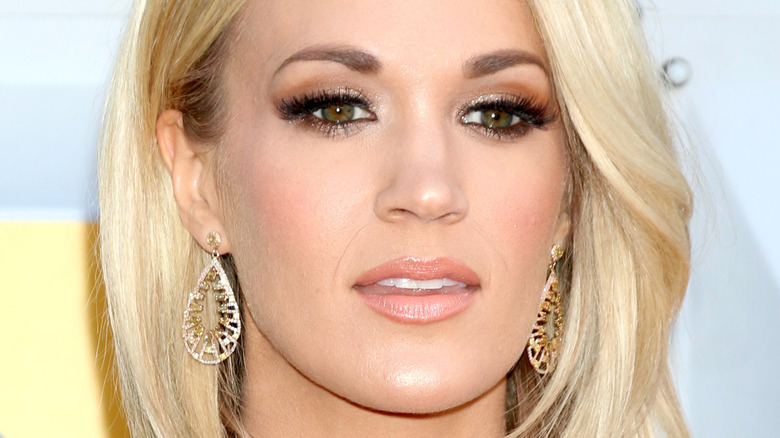 Carrie Underwood in teardrop earrings 