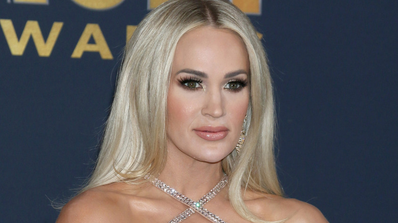 Carrie Underwood in teardrop earrings