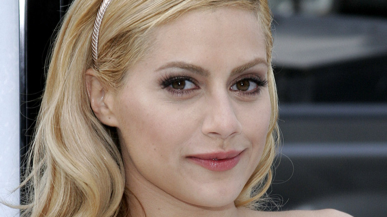 Brittany Murphy smiling on the red carpet