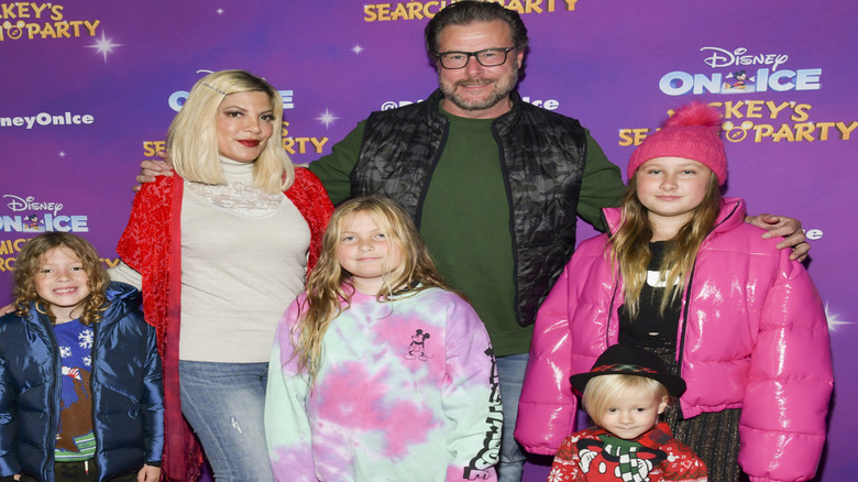 Tori Spelling, Dean McDermott posing with kids
