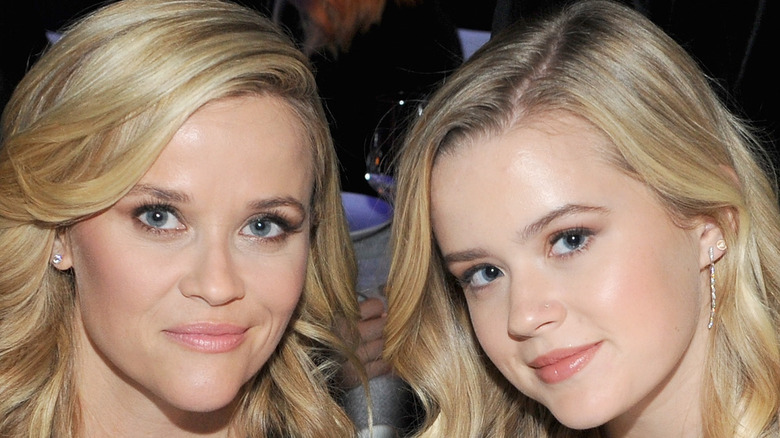 Reese Witherspoon and Ava Phillippe posing