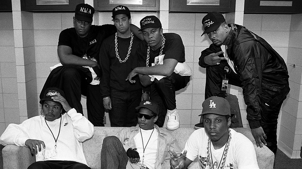 Ice Cube, Eazy-E, MC Ren, Laylwa, DJ Yella, Dr. Dre, The D.O.C. posing
