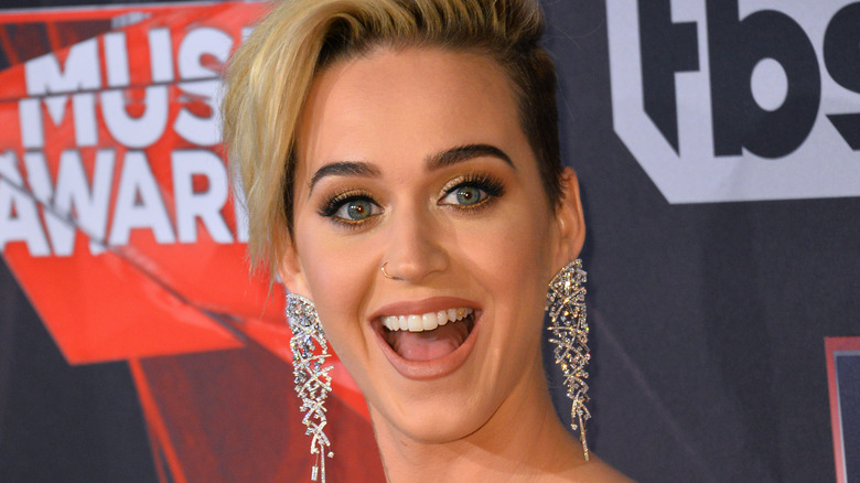 Katy Perry wearing long earrings 