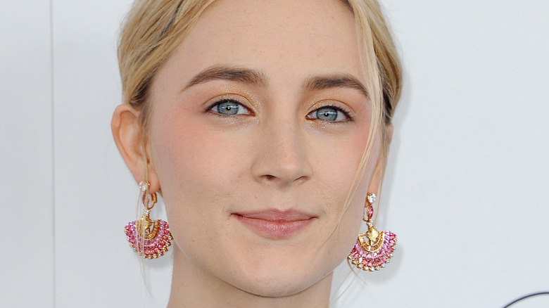 Saoirse Ronan posing at an award show