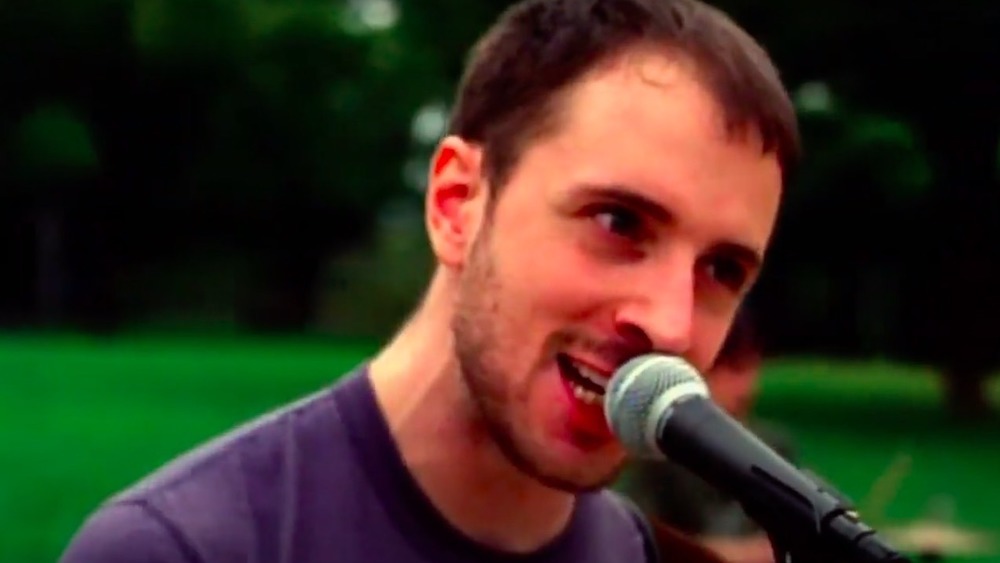 Steve Burns sings music video
