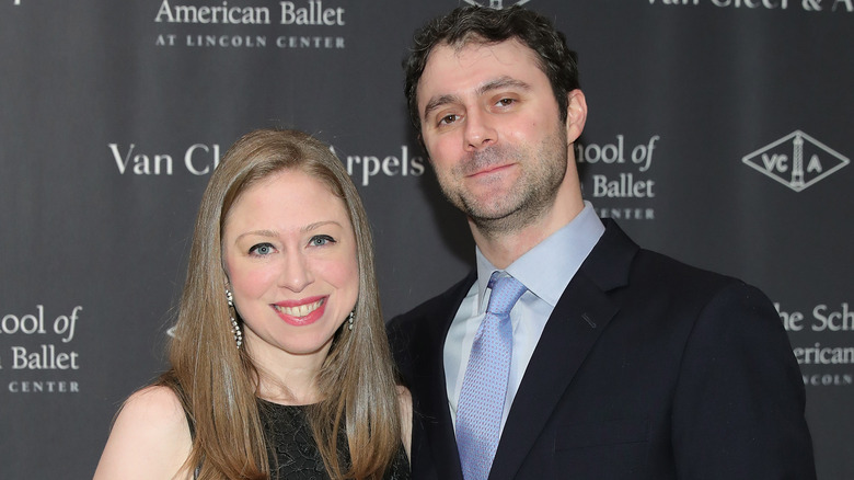 Chelsea Clinton and Marc Mezvinsky posing