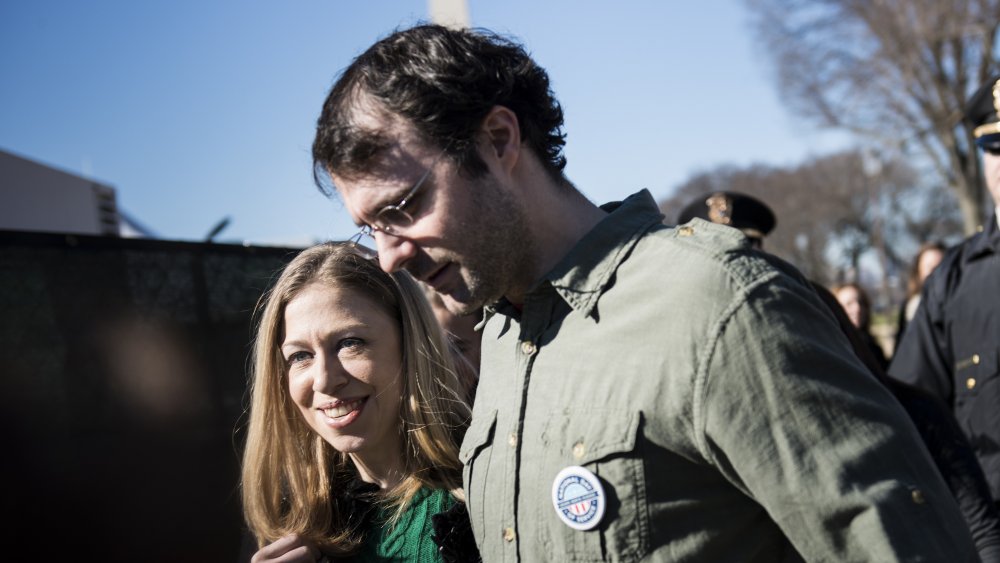 Marc Mezvinsky and Chelsea Clinton outside