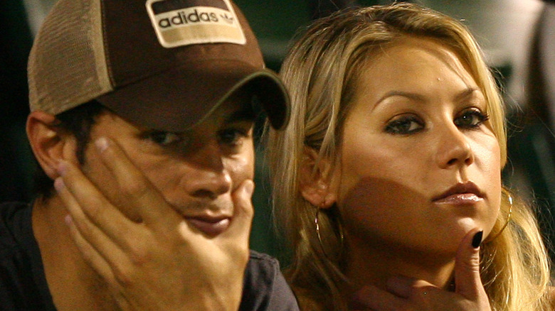 Enrique Iglesias and Anna Kournikova sittinig together