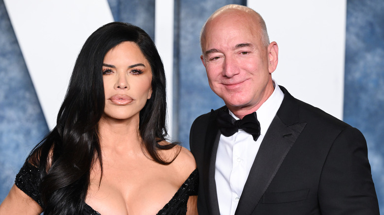 Lauren Sánchez, Jeff Bezos posing