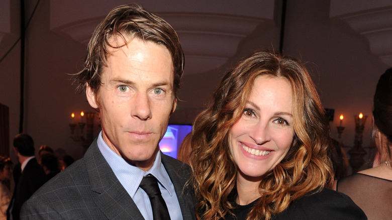 Danny Moder and Julia Roberts posing