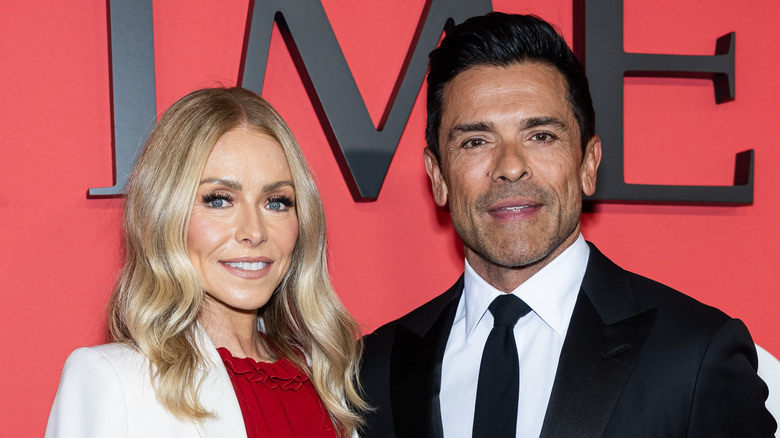 Kelly Ripa and Mark Consuelos smiling