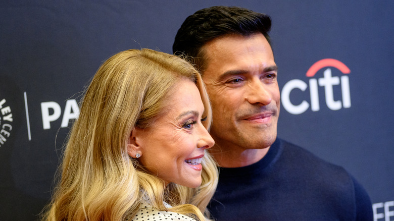 Kelly Ripa and Mark Consuelos smiling