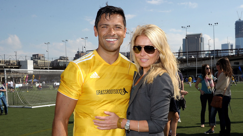 Mark Consuelos and Kelly Ripa smiling