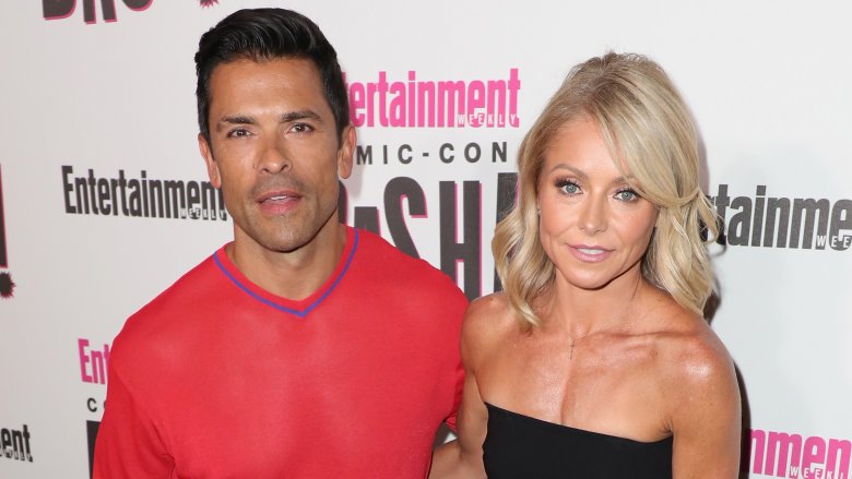 Mark Consuelos and Kelly Ripa posing