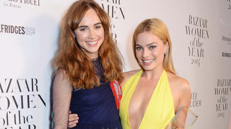 Suki Waterhouse posing with Margot Robbie