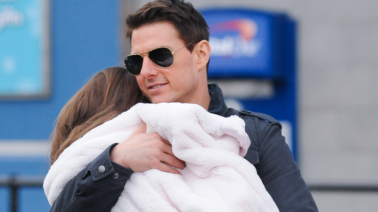 Tom Cruise carrying Suri