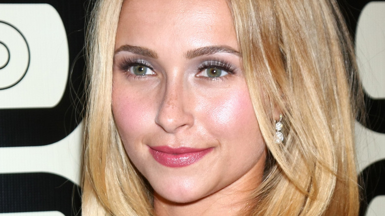 Hayden Panettiere posing at an event 