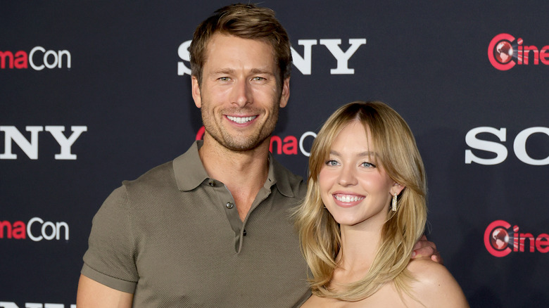 Glen Powell and Sydney Sweeney posing for a picture