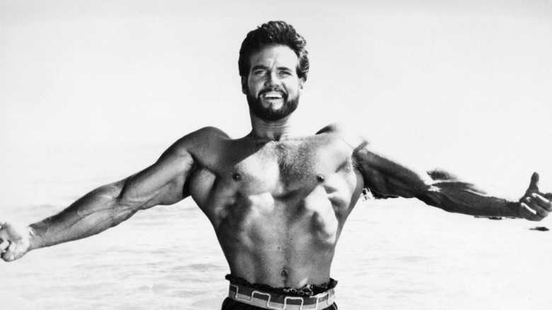 Steve Reeves arms out 