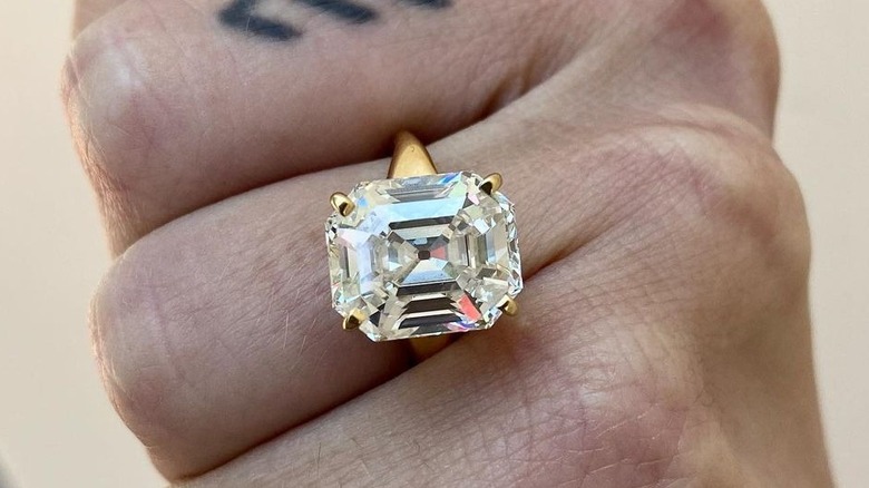 Close up of Tallulah Willis' engagement ring 