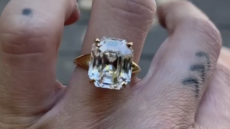 A vertical closeup of Tallulah Willis' engagement ring 