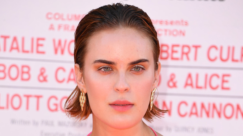 Tallulah Willis wearing gold earrings