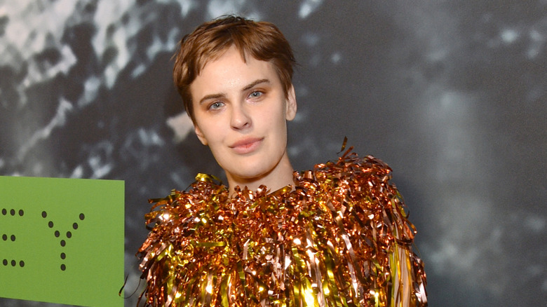 Tallulah Willis posing