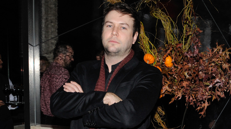 Taran Killam posing