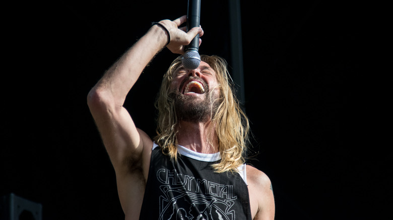 Taylor Hawkins performing