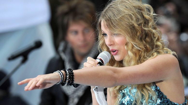 Taylor Swift performing