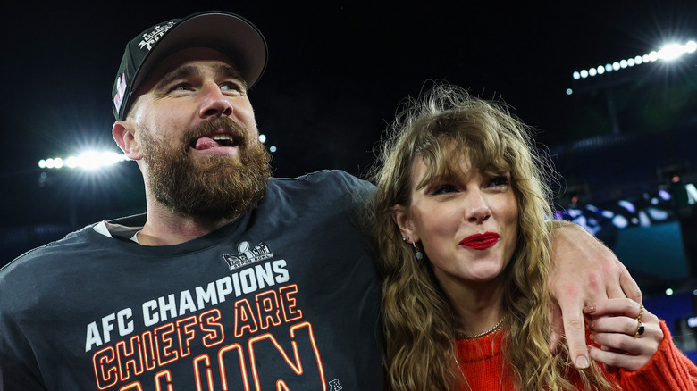 Travis Kelce and Taylor Swift smiling 