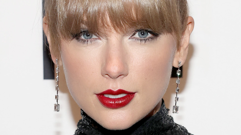  Taylor Swift attends NSAI 2022 Nashville Songwriter Awards