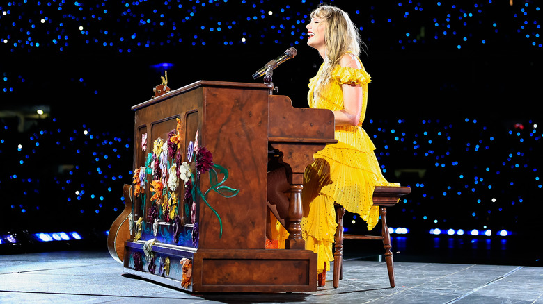 Taylor Swift playing piano onstage