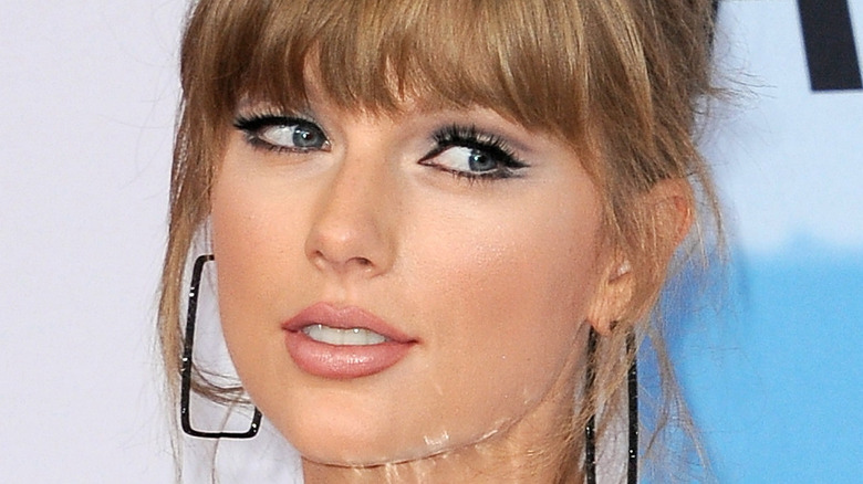 Taylor Swift eyeing cameras sideways
