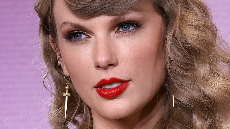 Taylor Swift red lipstick