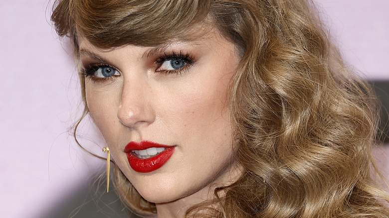 Taylor Swift red lipstick