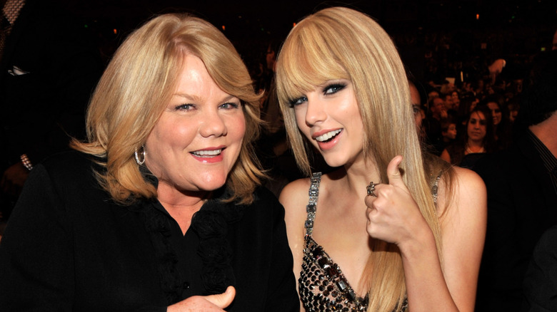 Andrea Swift giving thumbs up with Taylor Swift