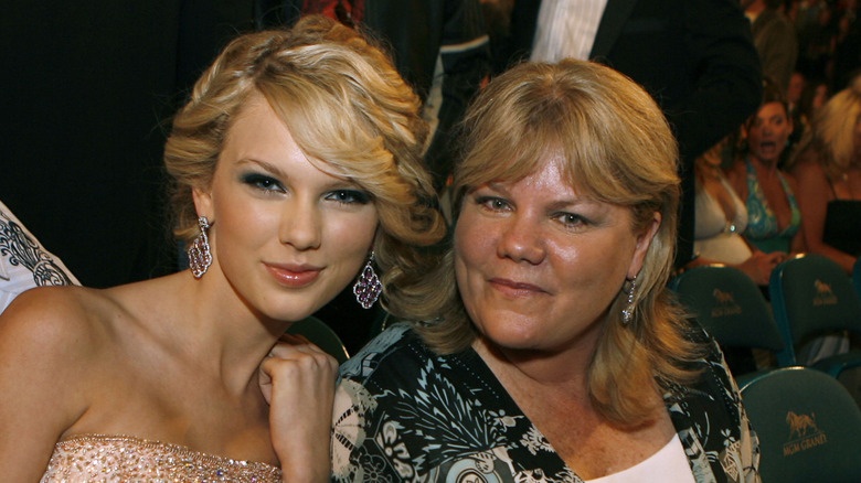 Taylor Swift sitting with mom Andrea Swift