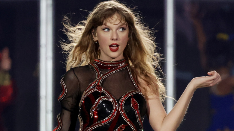 Taylor Swift shrugging on stage